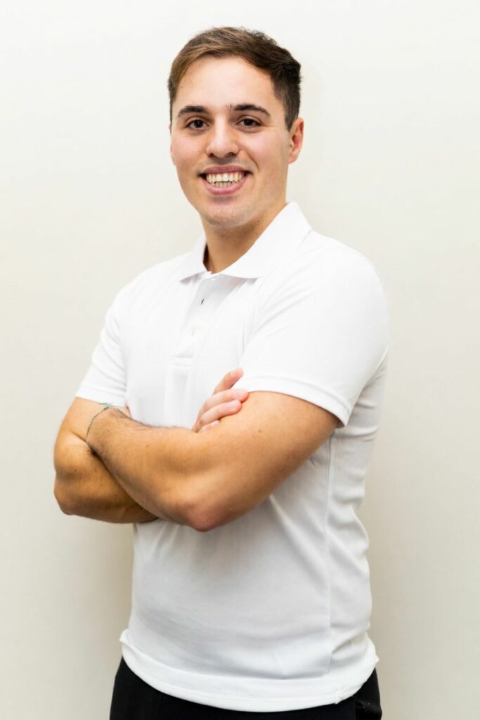 Soy Carlos Lara García, podólogo colegiado y fundador de Lara Podólogo, ofrezco una atención cercana, rigurosa y personalizada.