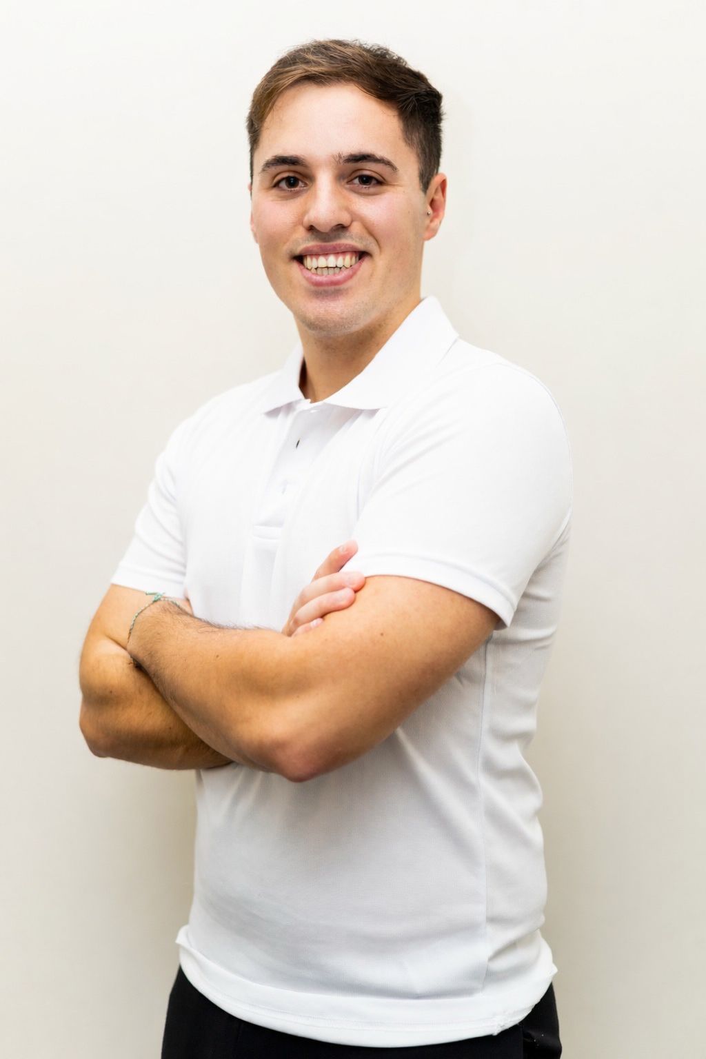 Soy Carlos Lara García, podólogo colegiado y fundador de Lara Podólogo, ofrezco una atención cercana, rigurosa y personalizada.