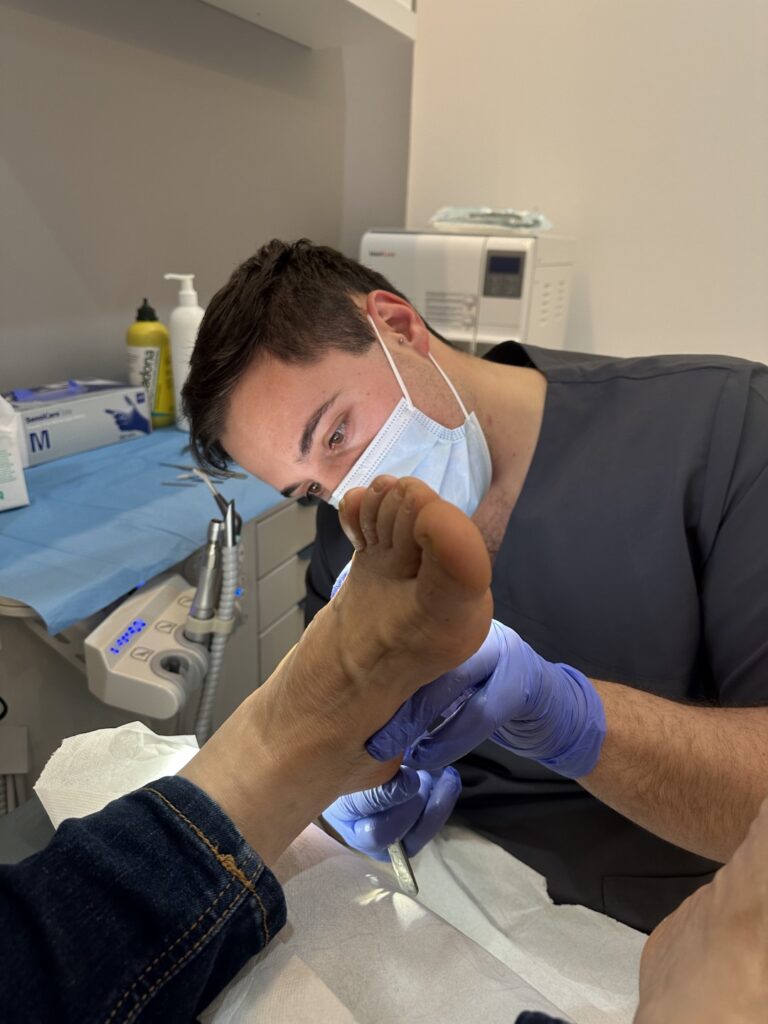 Podólogo colegiado en Jaén, especializado en diagnóstico, prevención y tratamiento integral del pie. Atención profesional, cercana y personalizada.